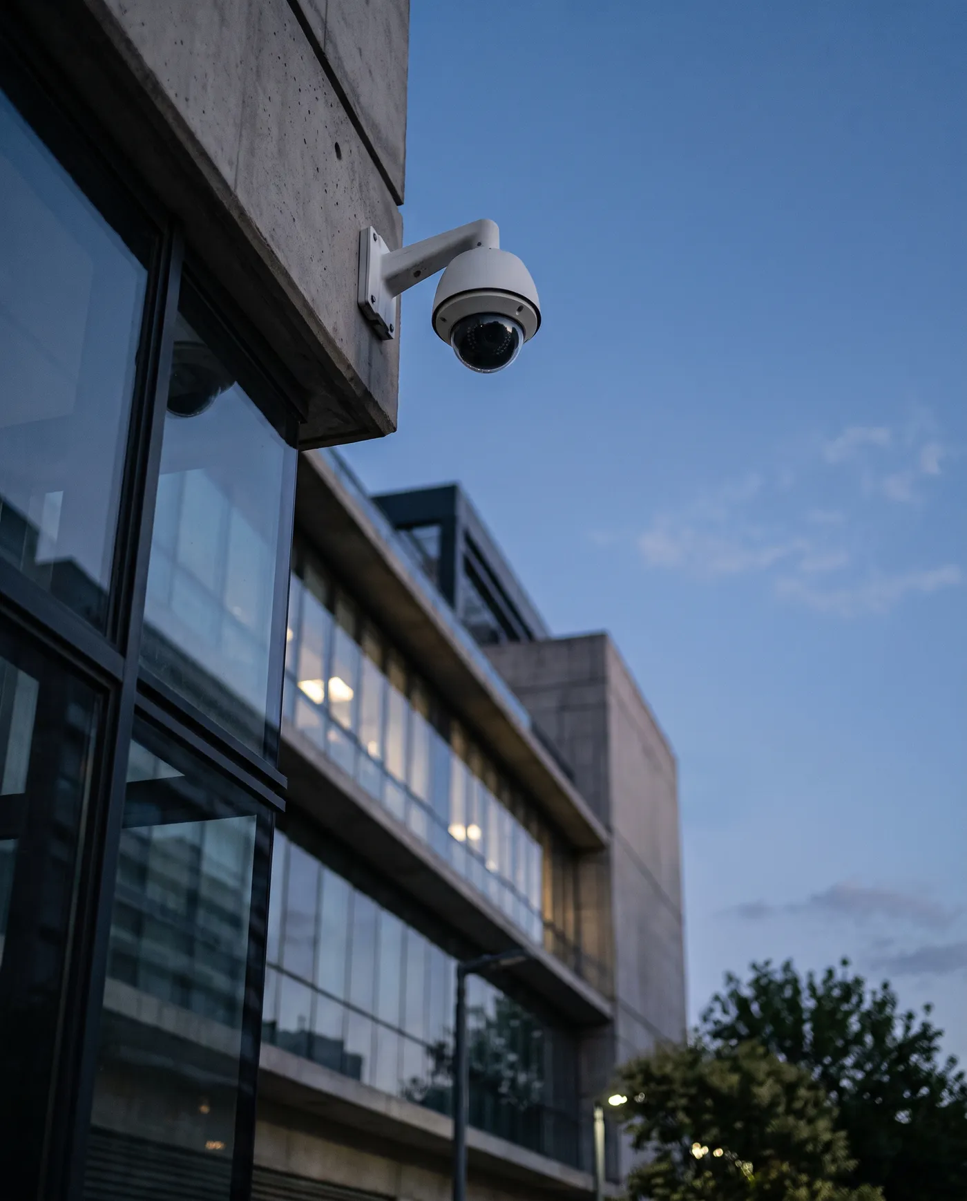 Cámara domo de seguridad en la fachada de un edificio comercial